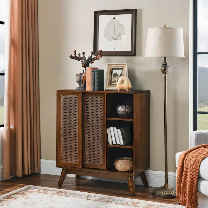 Credenza in rattan moderna di metà secolo, con ripiano regolabile, piedini in legno massello e ante in rattan