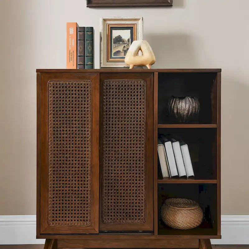 Credenza in rattan moderna di metà secolo, con ripiano regolabile, piedini in legno massello e ante in rattan
