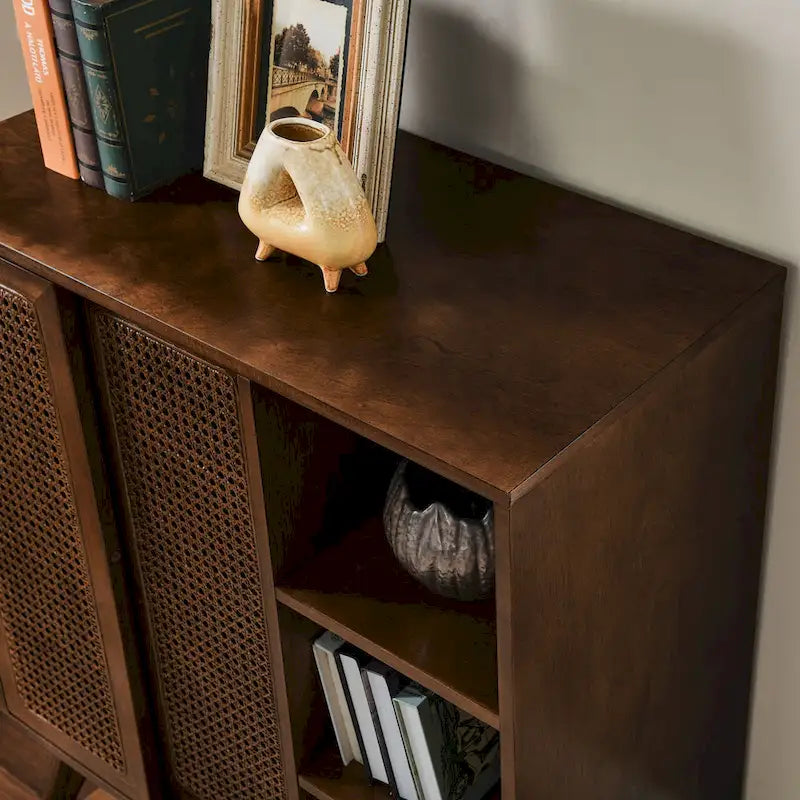 Credenza in rattan moderna di metà secolo, con ripiano regolabile, piedini in legno massello e ante in rattan