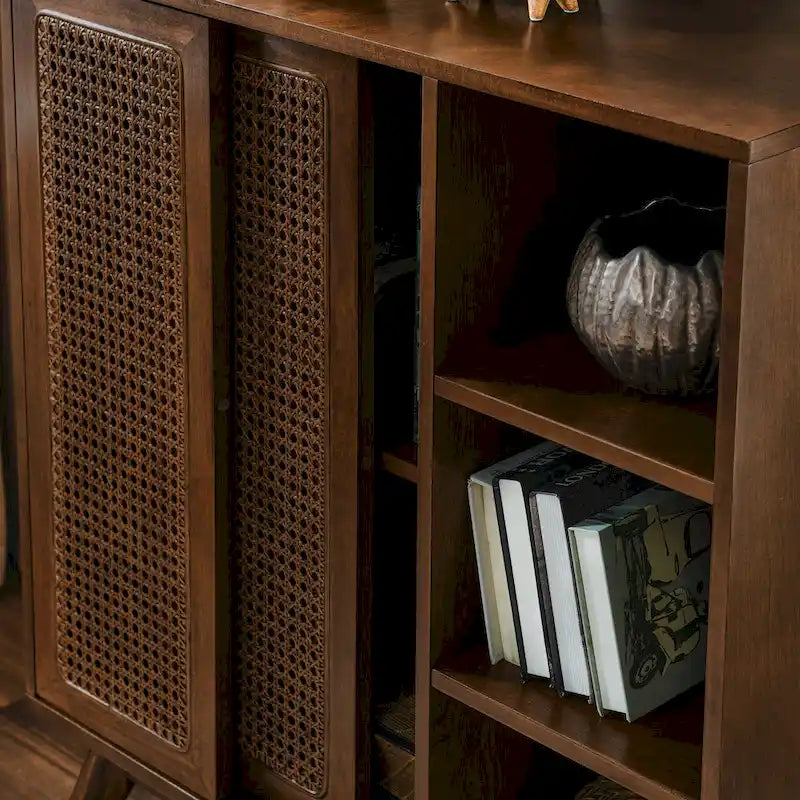 Credenza in rattan moderna di metà secolo, con ripiano regolabile, piedini in legno massello e ante in rattan