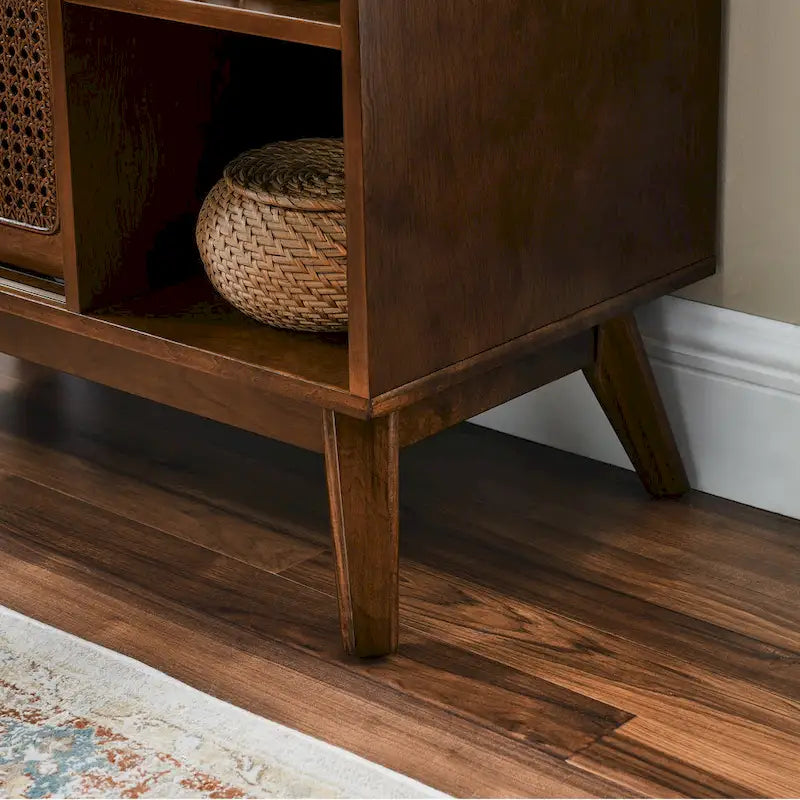 Credenza in rattan moderna di metà secolo, con ripiano regolabile, piedini in legno massello e ante in rattan