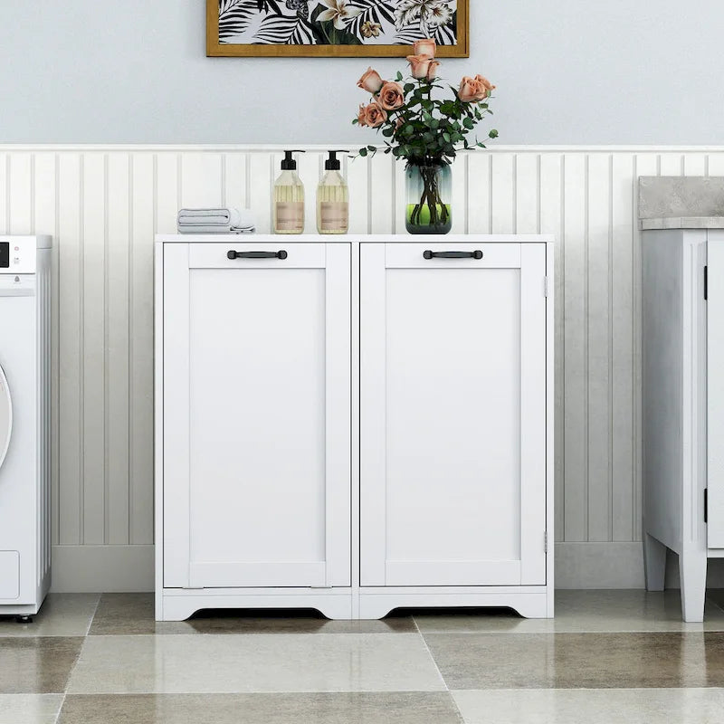 Mobiletto da bagno autoportante con cesto portabiancheria a ribalta e ripiano regolabile, design con mensole sulla porta