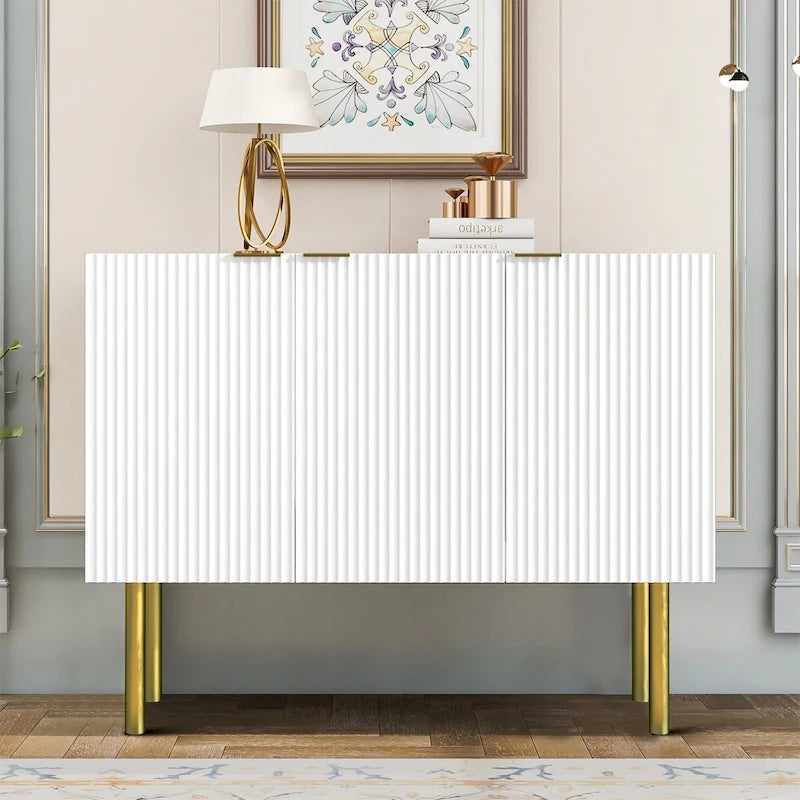 Credenza orizzontale moderna e minimalista con gambe e maniglie in metallo dorato