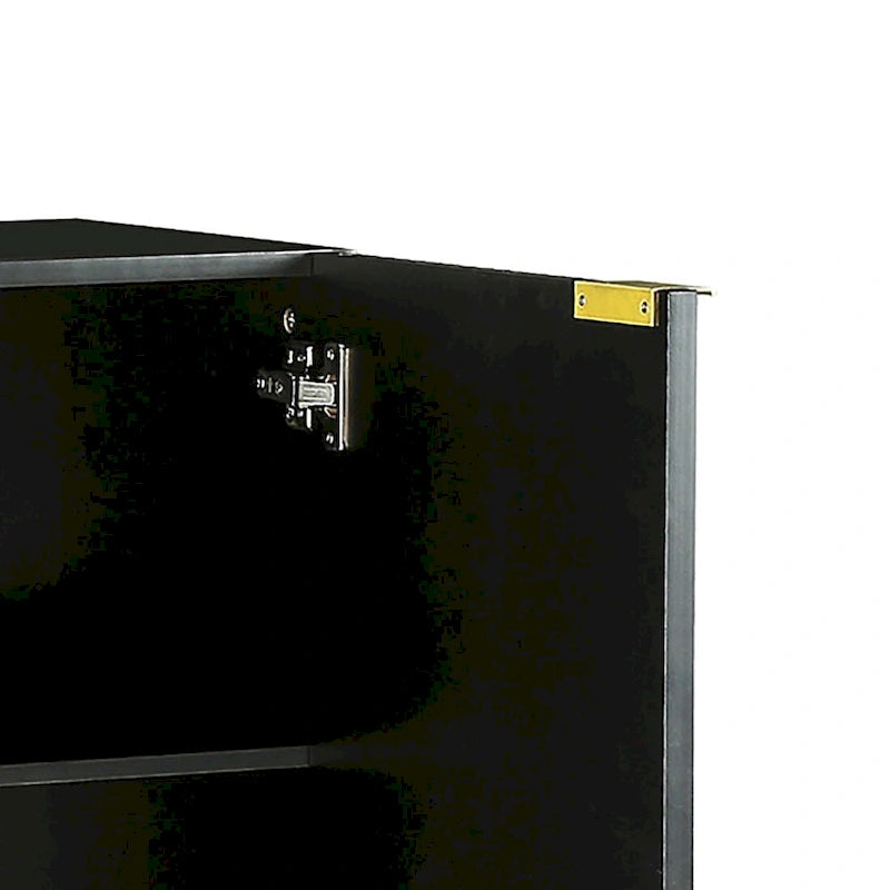 Credenza orizzontale moderna e minimalista con gambe e maniglie in metallo dorato