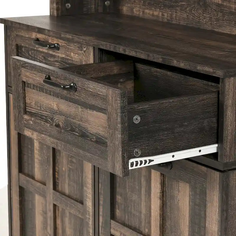 Dispensa da cucina con contenitore in stile rustico